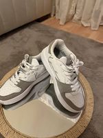 Sehr gut erhaltene weisse Sneaker mit grauen Akzenten, Gr 38