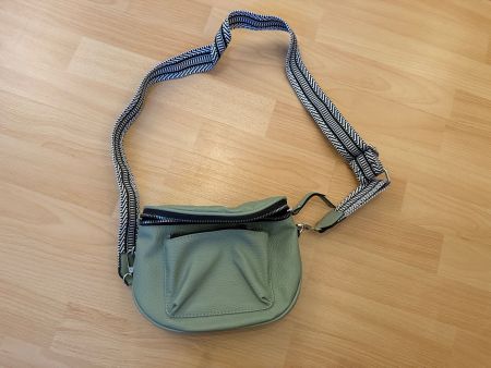 Umhängetasche grün mit gemustertem Gurt Neu