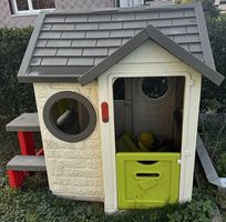 Smoby Kinderspielhaus mit Tisch und Sitzbänken