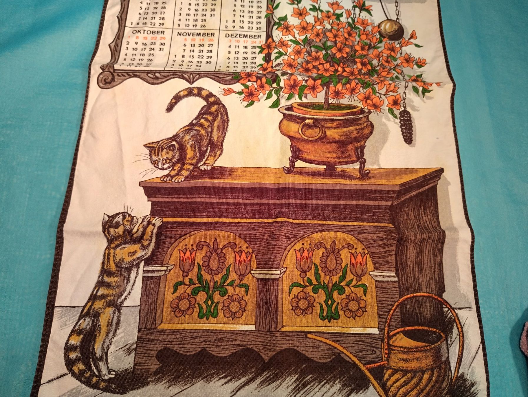 Calendari: Stoffkalender 1967, Kommode und Katzen – Usato da Bellach venduto da JingleCherry 1