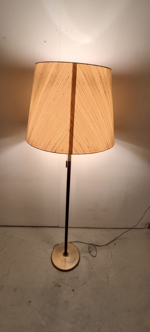 Lampade: Stehlampe Design Holz Messing Retro  – Usato da Pfäffikon ZH venduto da K-V-M