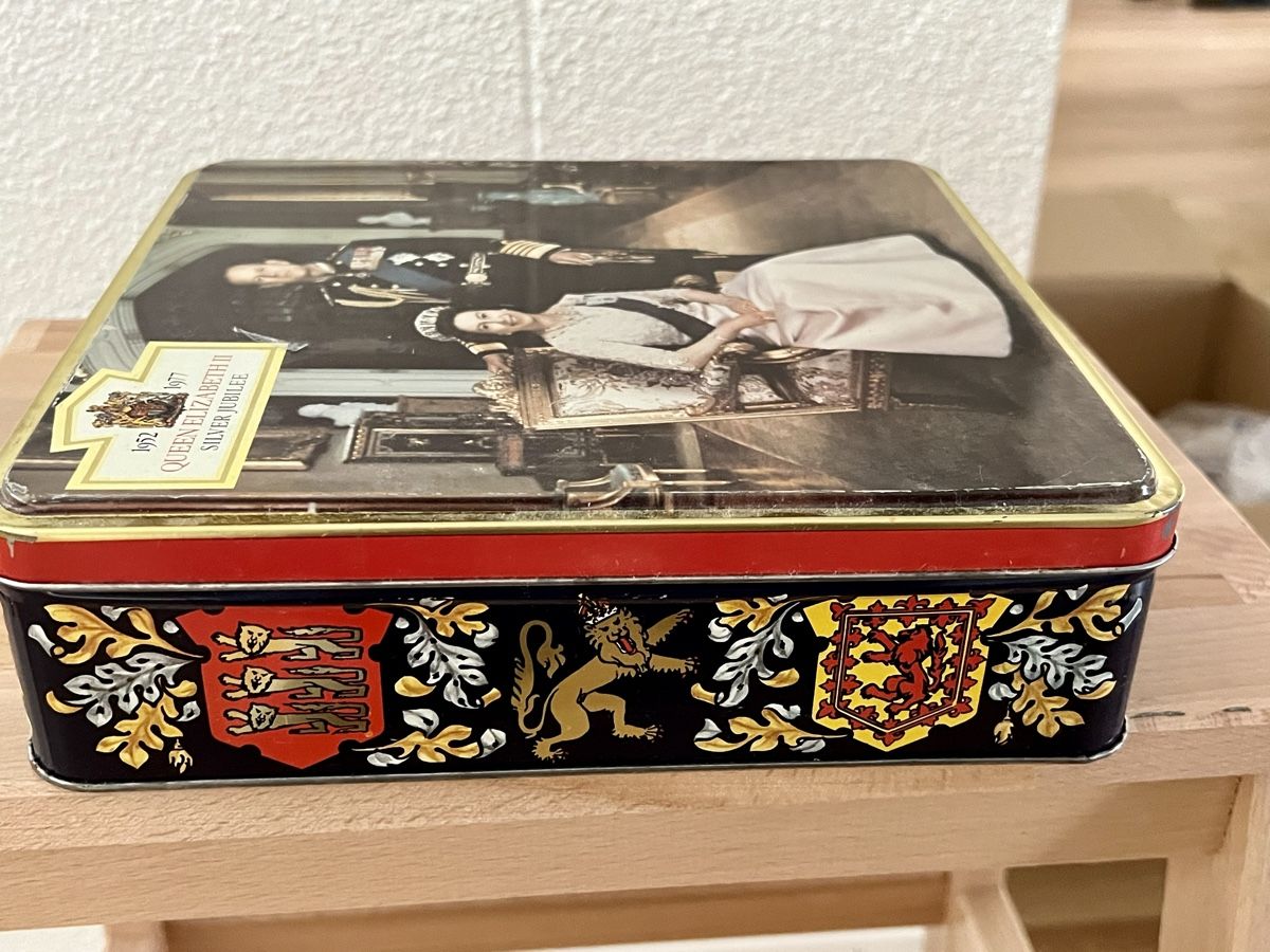 Dosen: Queen Elizabeth II Blechdose – Gebraucht aus Bern von RussianDoll 3