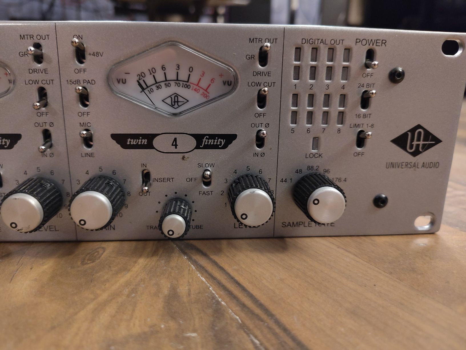 Amplificatori: Universal Audio 4-710d Mikrofonvorverstärker – Usato da Basel venduto da Loggae1 2