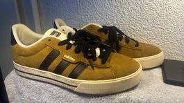 Adidas Sneaker in beige/braun und Grösse 42