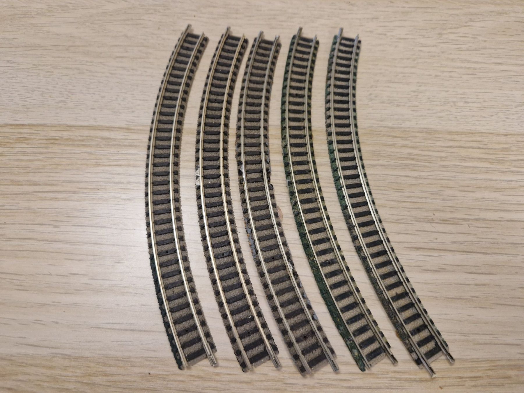 Fleischmann Modellini di ferrovie: Fleischmann N 5 x 9125 gebogenes gleis – Usato da St-Aubin-Sauges venduto da tantome