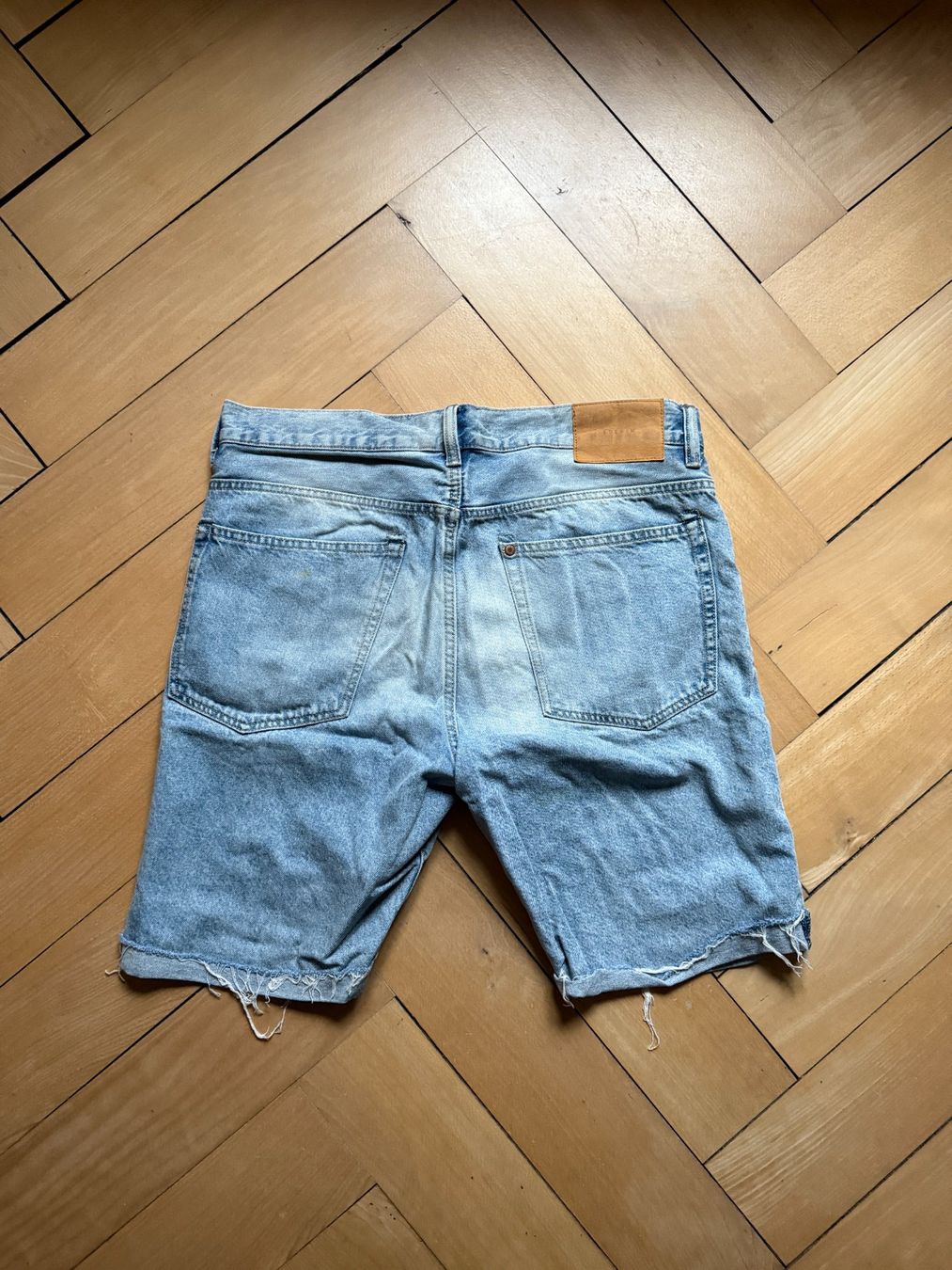 H&M Jeans: Destroyed Jeansshorts blau 32 – Usato da Zürich venduto da Diazaio 1