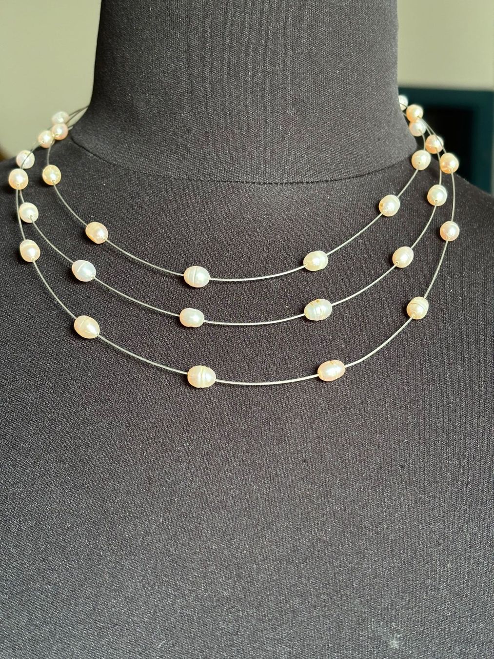 Colliers: Collier trois rangs perles eau douce – D'occasion à Peseux par Cresus27