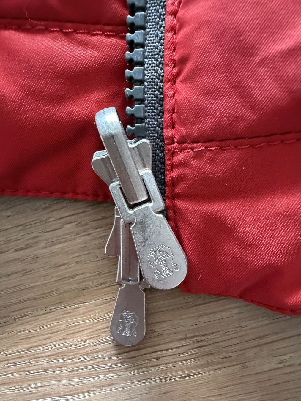 Brunello Cucinelli Gilet & Giacche: Brunello Cucinelli Herren Wend-Steppweste Grau/Rot – Usato da Oberwil b. Zug venduto da hallihallo12 4