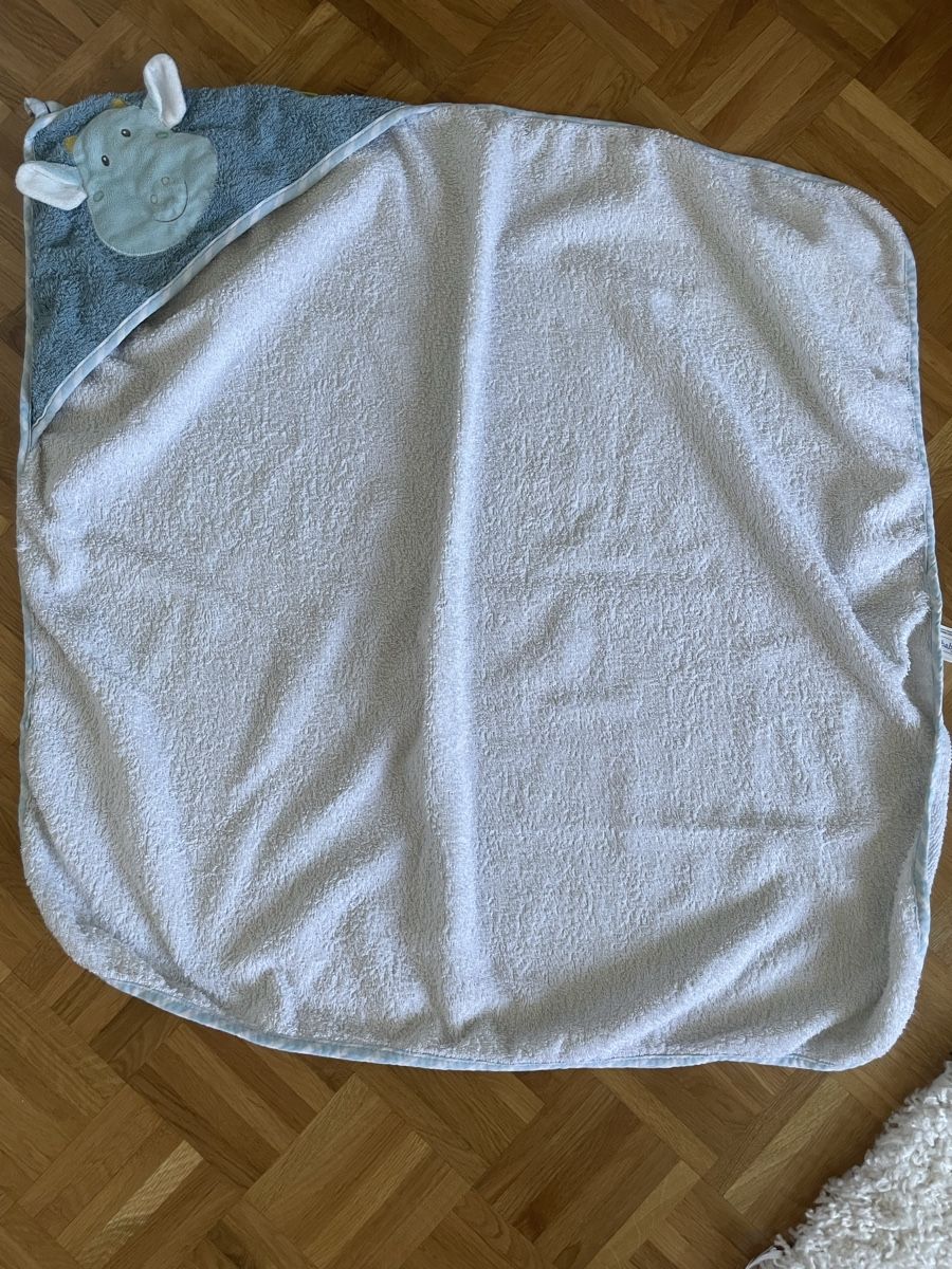 Badetücher: Serviette à capuche bébé éléphant bleu – Gebraucht aus Versoix von Pti-pois