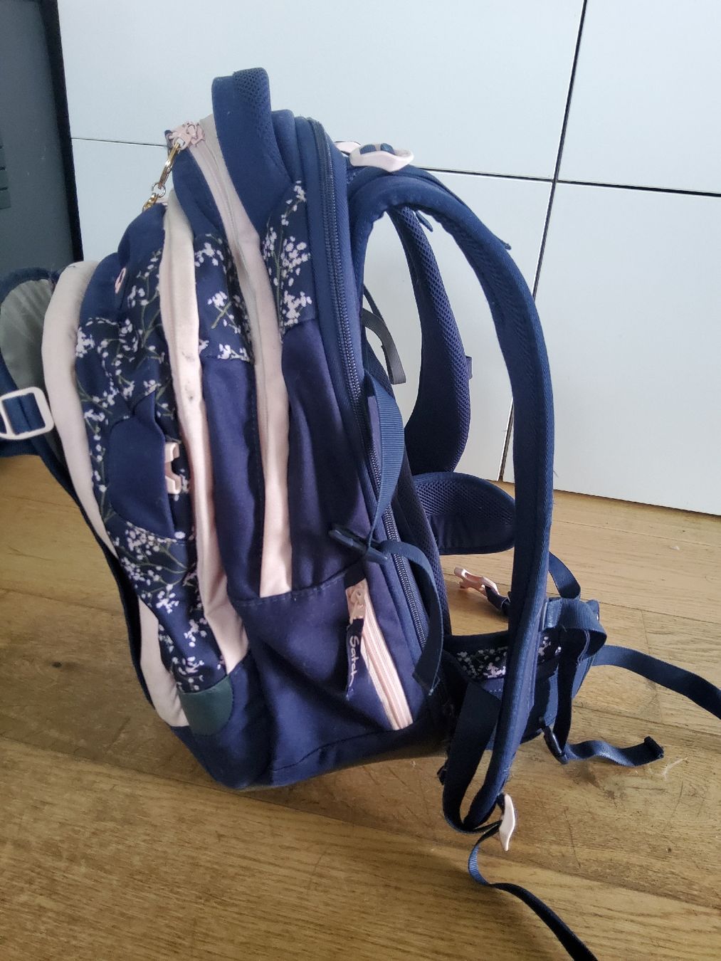 Satch Kindertaschen: Satch Schulrucksack blau mit Blumenmuster – Gebraucht aus Hinwil von Nabe1 2