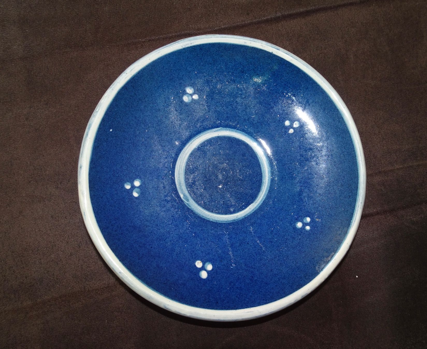 Piatti: Soucoupe bleue vintage, points blancs, céramique. – Usato da Châtelaine venduto da Gio54321