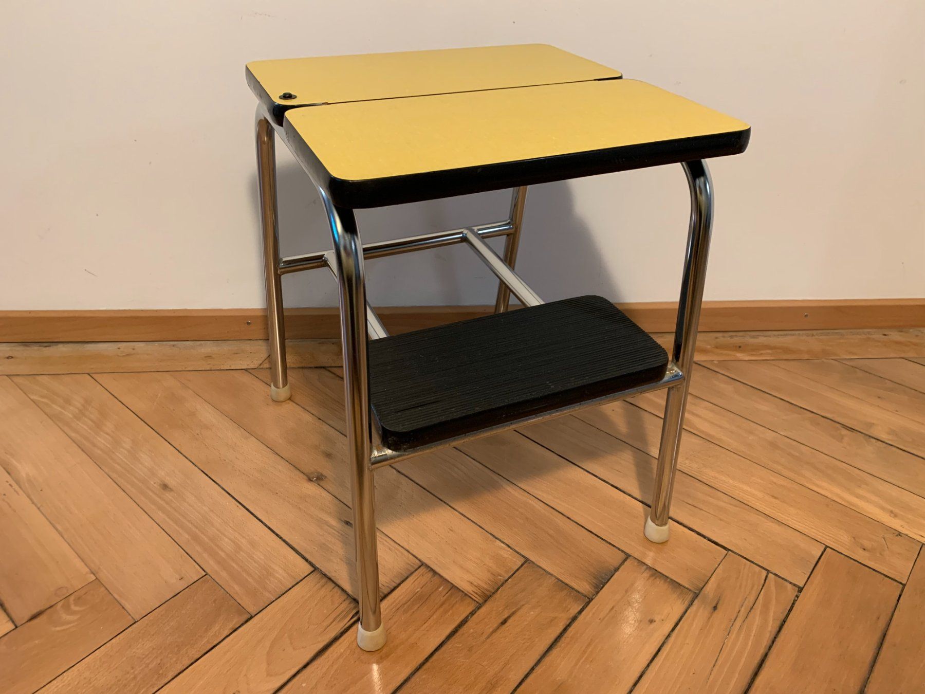 Sgabelli: Vintage Kelco/ Formica 2-Tritt Hocker/ Tabourett – Usato da Bern venduto da sxlmn 3