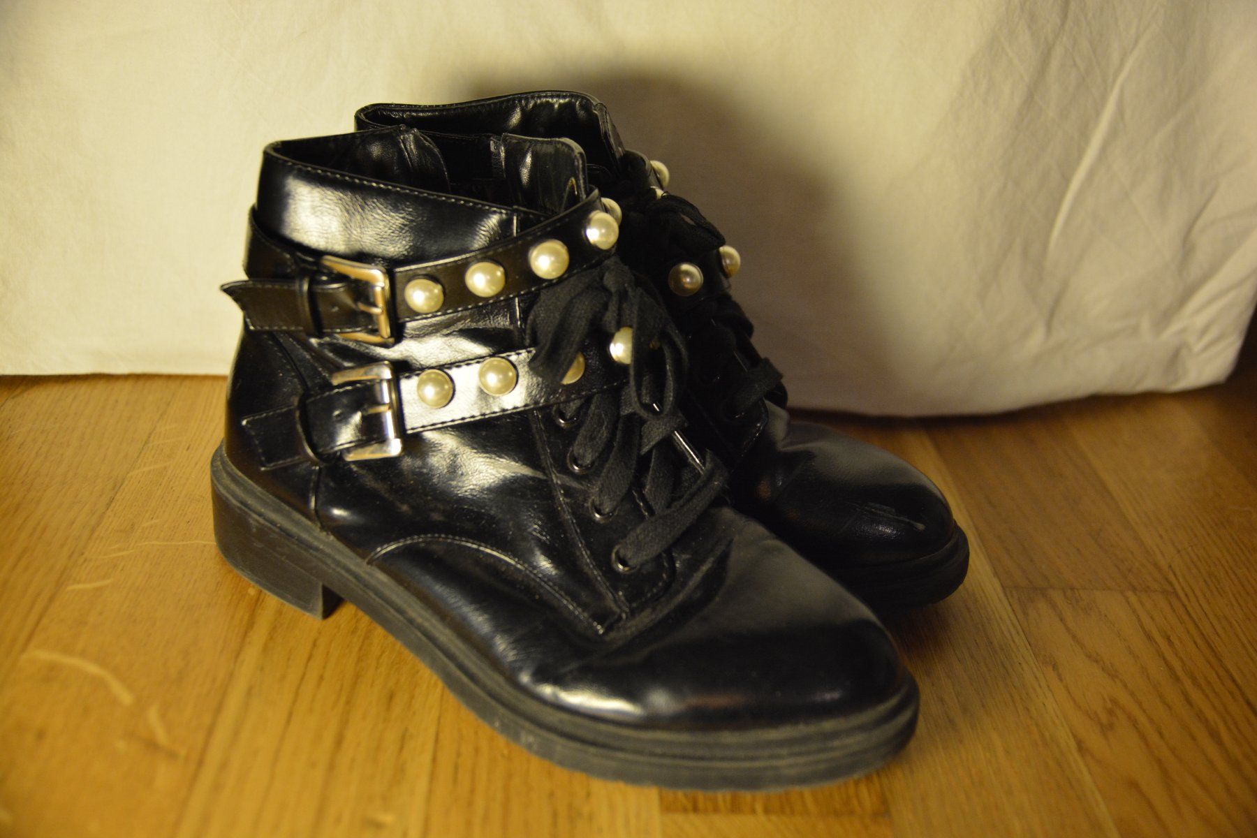 Zara Scarpe da donna: Perlen Boots/Stiefel; Schwarz glänzend ("Lack Effekt") Nr.38 – Usato da Bern venduto da plant_nerd 3
