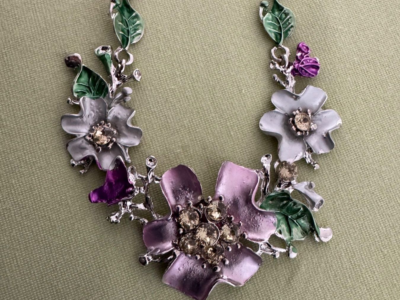 Colliers: Collier Blumen Motiv – D'occasion à Oberrohrdorf par chilibiggi