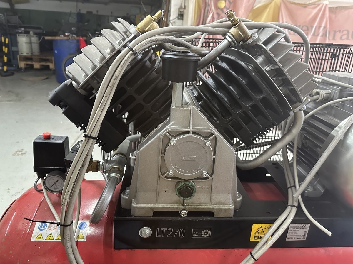 Compresseurs: Kompressor 2 Zylinder 400V – Défectueux à Weinfelden par Fox770 4