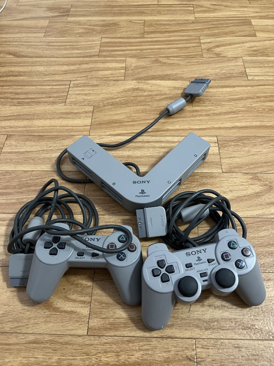 Sony Controller: Sony PlayStation PS1 Multitap Original + Analog Controller S – Usato da Muralto venduto da dan_pf8r