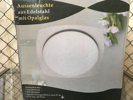Aussenleuchte aus Edelstahl mit Opalglas