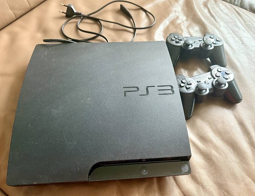Sony Console: Sony PlayStation 3 Slim mit 2 Controllern – Usato da Walchwil venduto da JuliaMeldere