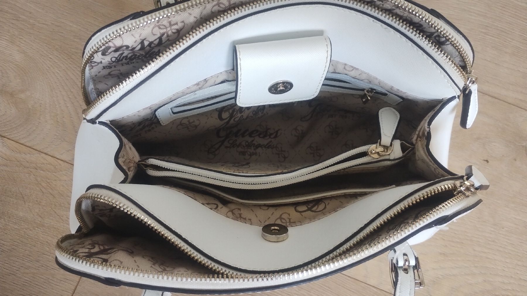 Guess Sacs femmes: Handtasche von  Guess Top Zustand – D'occasion à Schiers par bak007 2