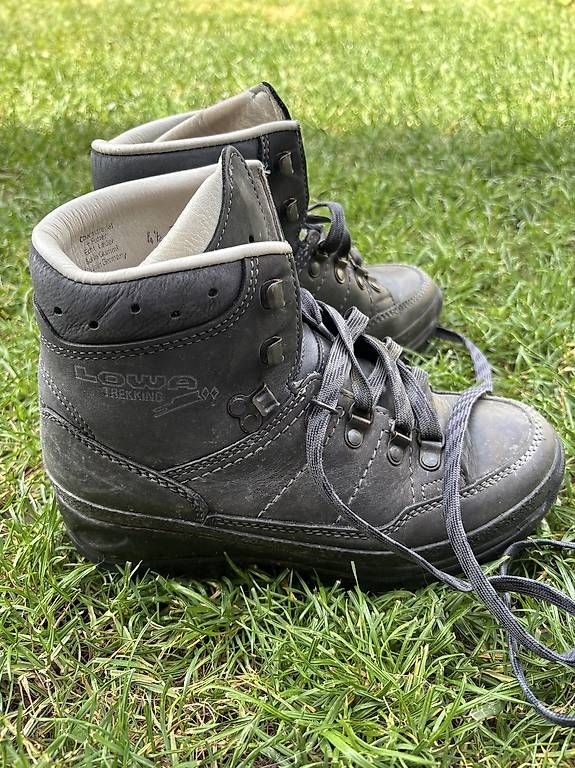 Lowa Scarpe da donna: Neuwertige LOWA Wanderstiefel – Usato da Menziken venduto da SabrinaMarinaSilva