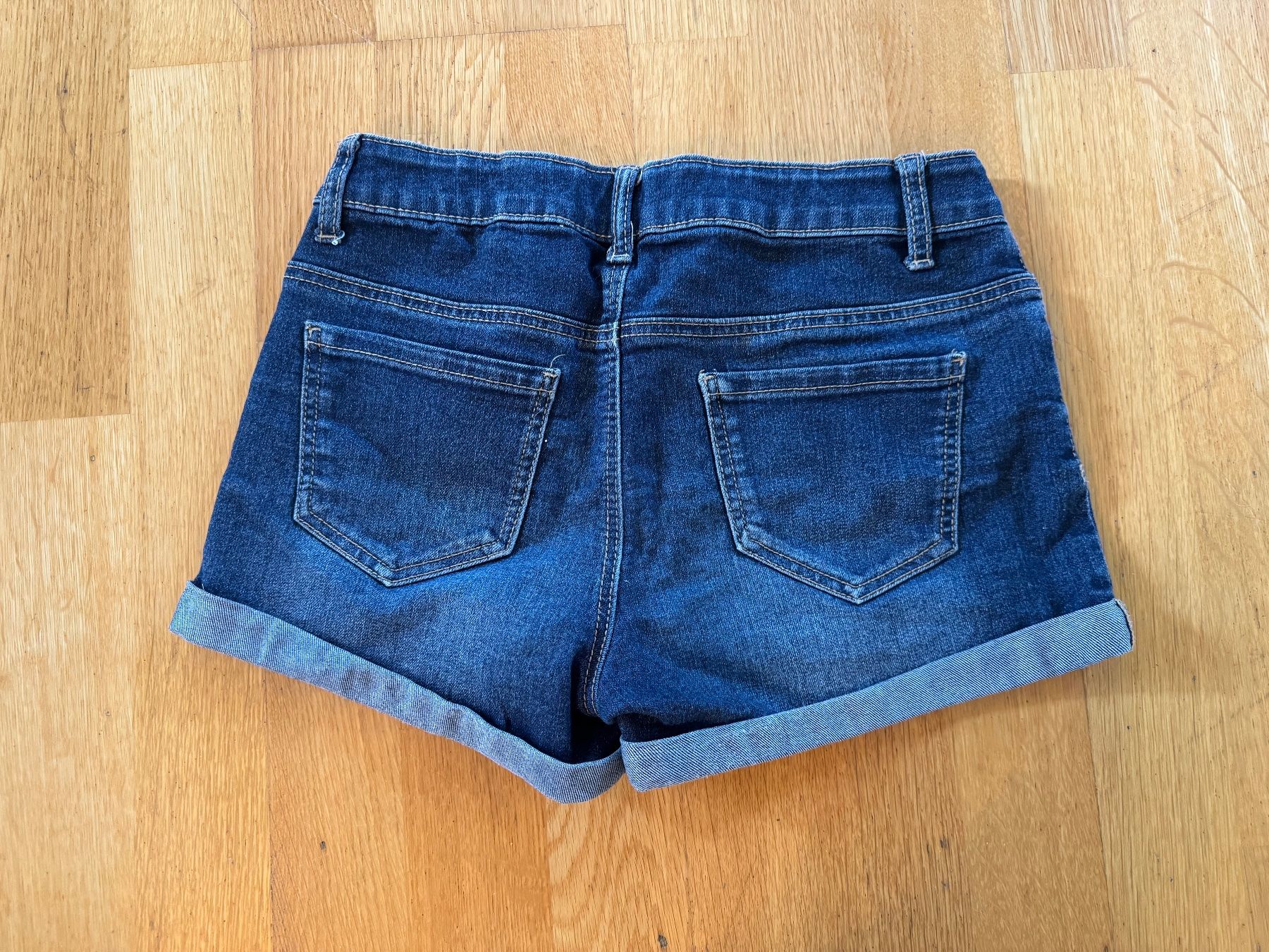 H&M Hosen: Jeansshorts – Gebraucht aus Spiez von HomeShoppingSpiez 1