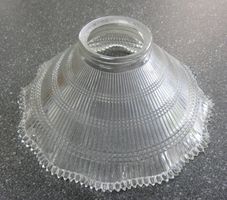 Art Deco Pressglas Lampenschirm klar, gerillt mit Zackenrand