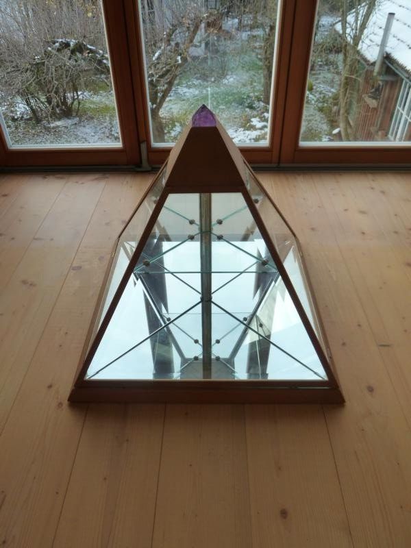 Vetrine: Vitrine in Pyramidenform mit Kristall Amethyst Spitze – Usato da Frauenfeld venduto da mwb_77c9 5