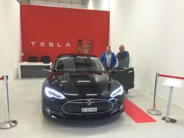 Tesla Model S Elektroauto schwarz gebrauchter Zustand