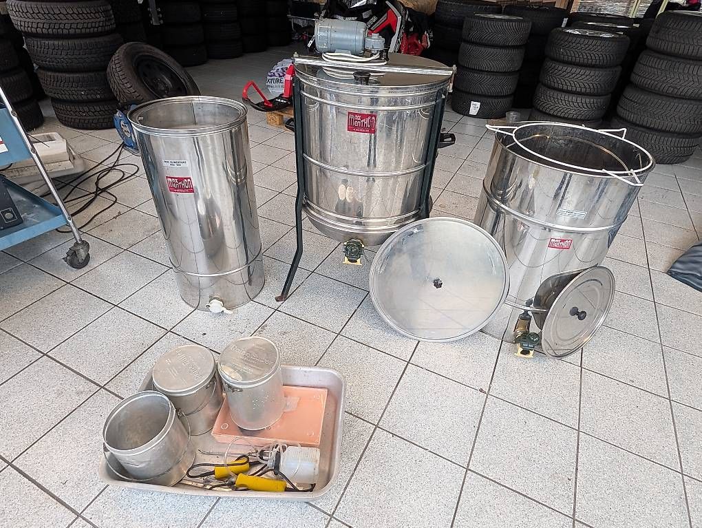 Bienenhäuser: Matériel apiculture  – Gebraucht aus Conthey von Patmt09