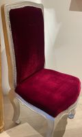 Stuhl in Silber und rotem Samt/Designklassiker/Wohnen