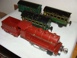 SEHR ALTE HORNBY/MÄRKLIN DAMPFLOK GARNITUR
