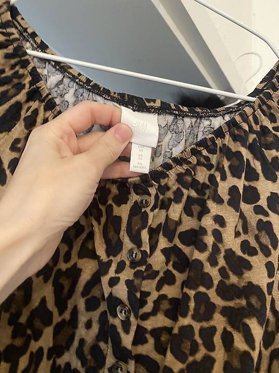H&M Top: Leopard Top Shoulder off top Animal Print – Usato da Bern venduto da n-dine 3