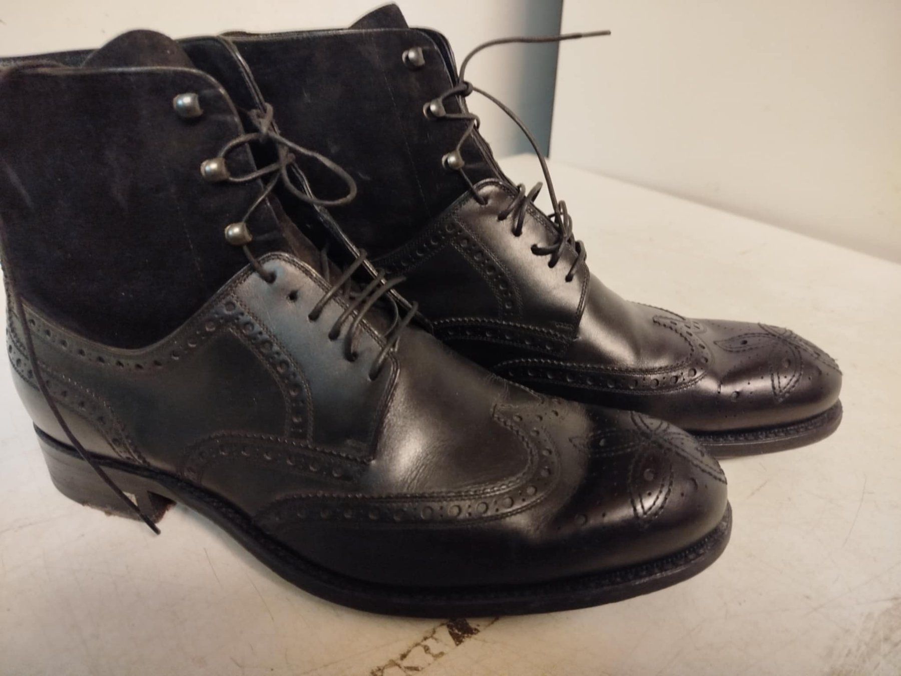 Louis Vuitton Herrenschuhe: Louis Vuitton chaussures / 42,5 – Gebraucht aus La Chaux-de-Fonds von Emmaus2300CDF
