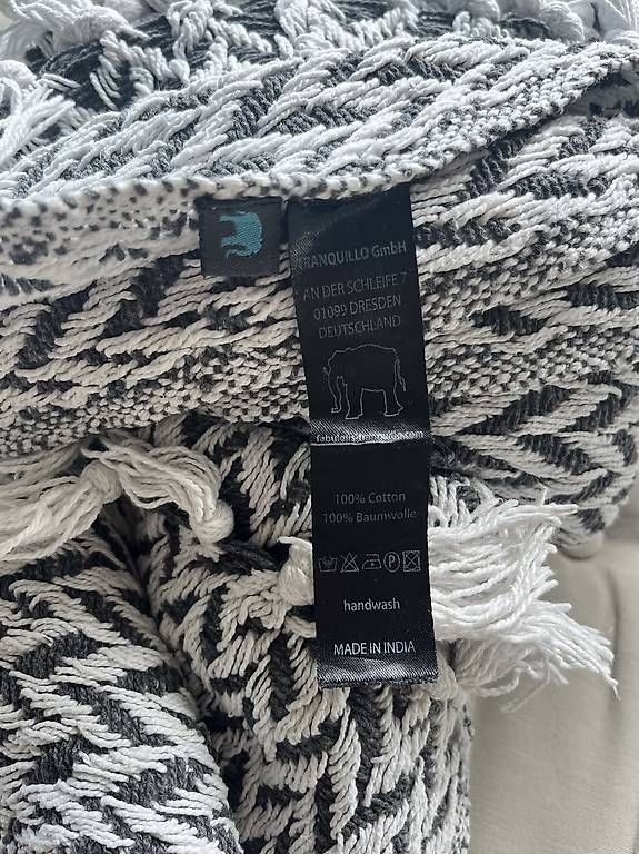 Coperte: Tranquillo Decke schwarz-weiss Fischgrätmuster – Usato da Rümlang venduto da sorabberg 2