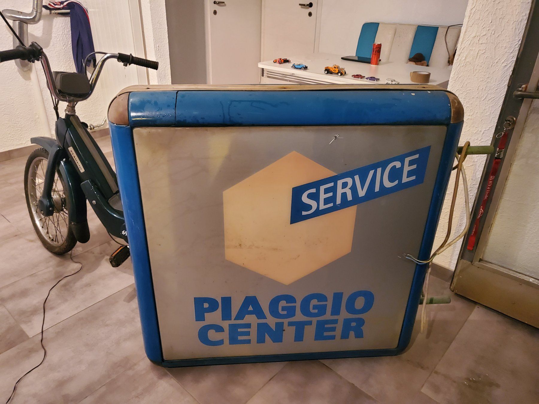 Piaggio Insegne: Leuchtreklame Piaggio Center 1x1 Meter – Difettoso da Balsthal venduto da redcarpet 5