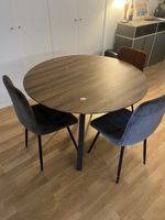 Table ronde et 3 chaises 
