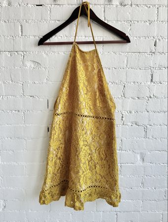 Fashion Union Spitzenkleid – rückenfrei in Senfgelb 
