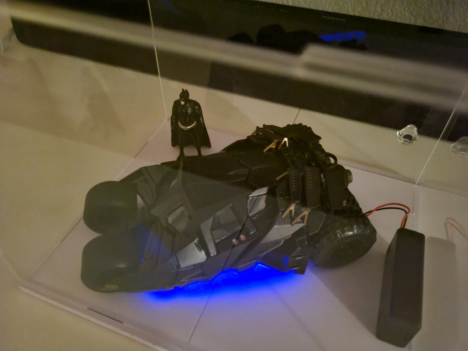 Jada Toys Modellautos: Jada Batman- The Dark Knight 1:24 LED- Leuchten mit Vitrine! – Neu (gemäss Beschreibung) aus Buchs AG von Hifinico 5