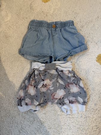 Kurze Mädchenhosen Grösse 74, 2 Stück