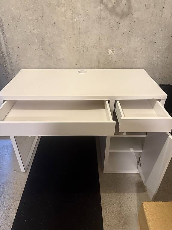 Scrivanie: Ikea Schreibtisch  – Usato da Winterthur venduto da C.Marsicovetere 1
