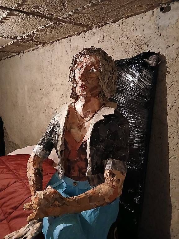 Statuette: Lebensgrosse Frauenfigur Papier maché – Usato da Suhr venduto da 1napoleon 2