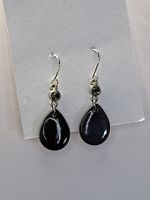 Élégantes boucles d'oreilles noires pendantes