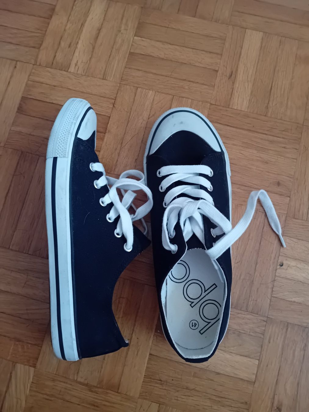 Scarpe da donna: dunkelblaue Turnschuhe Gr. 41 – Usato da Allschwil venduto da Beautyskin
