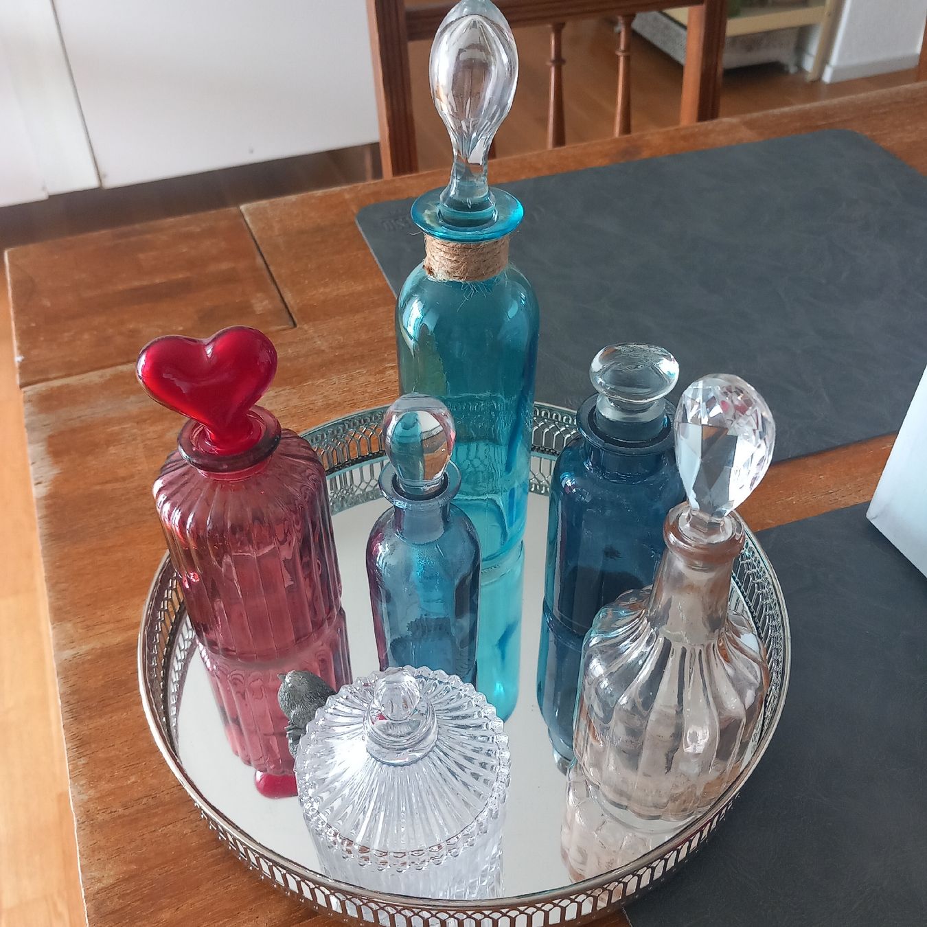 Flacons: Sechs Glas Flacons mit Spiegelplateau – Gebraucht aus Aegerten von gismolini 2