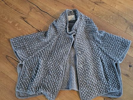 Hochwertiger Strick-Poncho von LiA