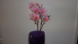 vase mit künstlichen  blumen