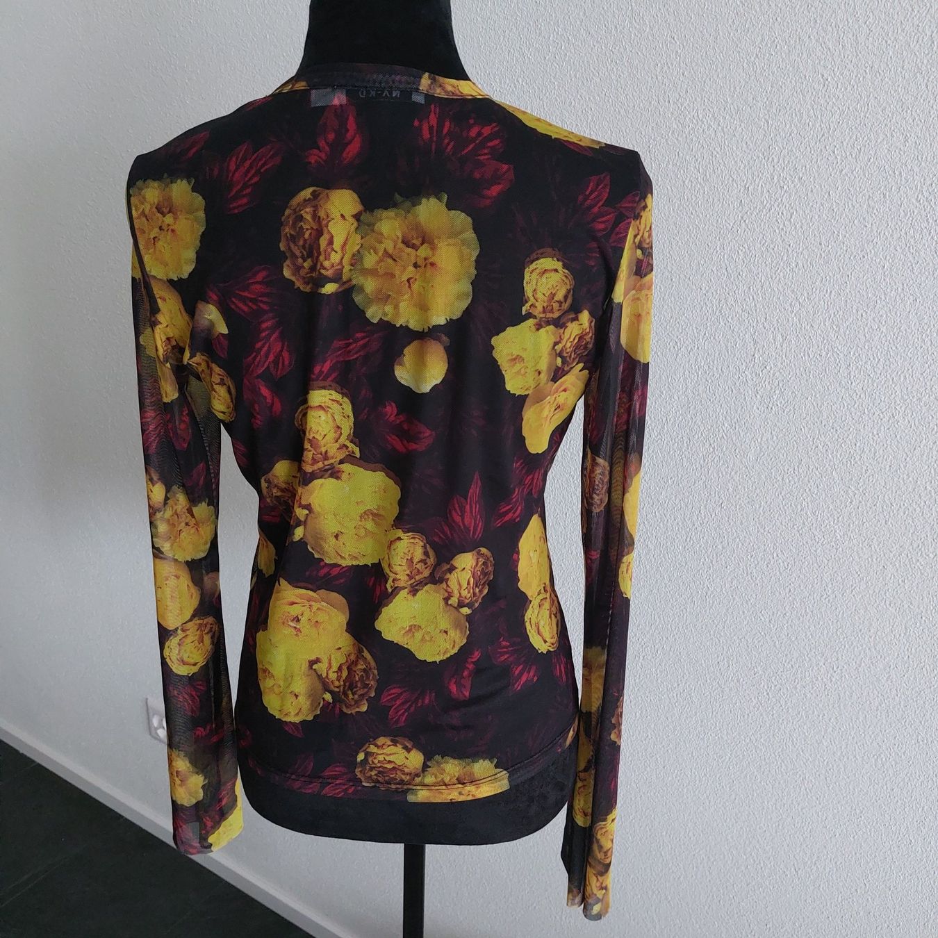 T-shirt: NA-KD Shirt mit Blumenmuster – Nuovo (secondo la descrizione) da Muri AG venduto da ReBoutique 2