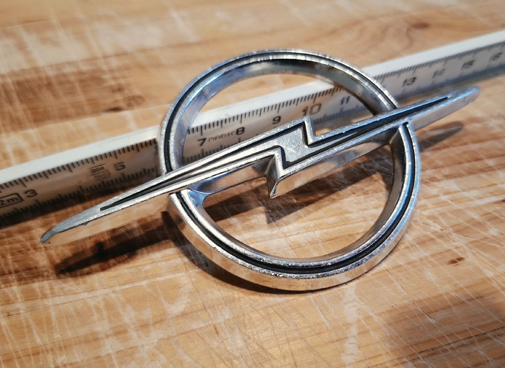 Opel Tutti pezzi di ricambio auto: 60er Jahre Opel-Blitz-Haubenemblem  – Usato da Triesen venduto da BLACKSHEEP75