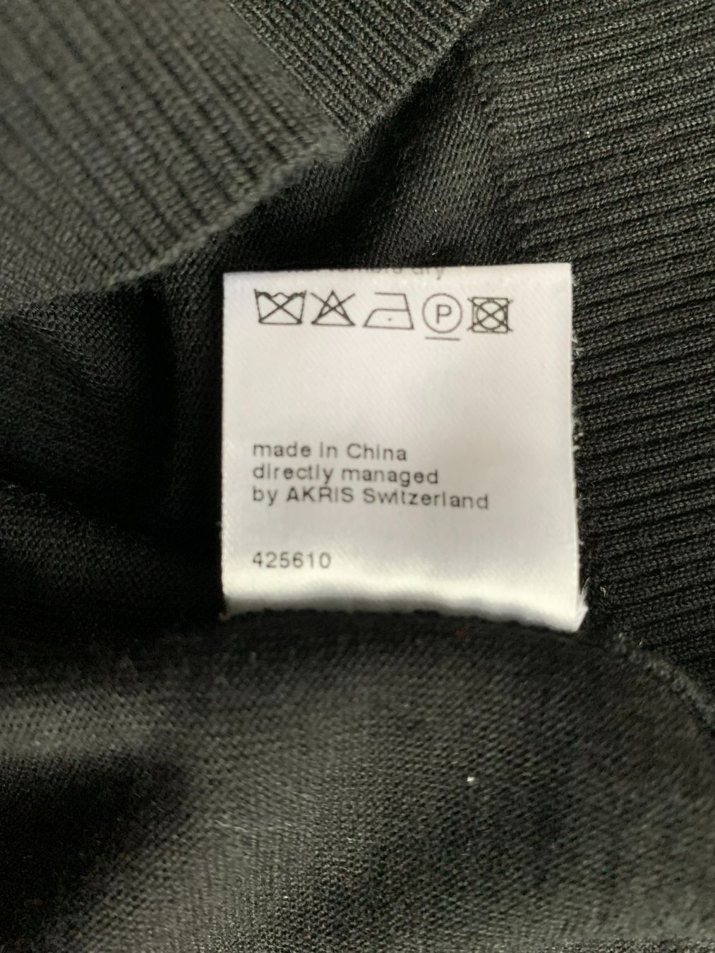 Akris Maglioni & Felpe: AKRIS: Edler schwarzer Woll-Pullover, NP 530.00 – Nuovo (secondo la descrizione) da Luzern venduto da designluzern 8