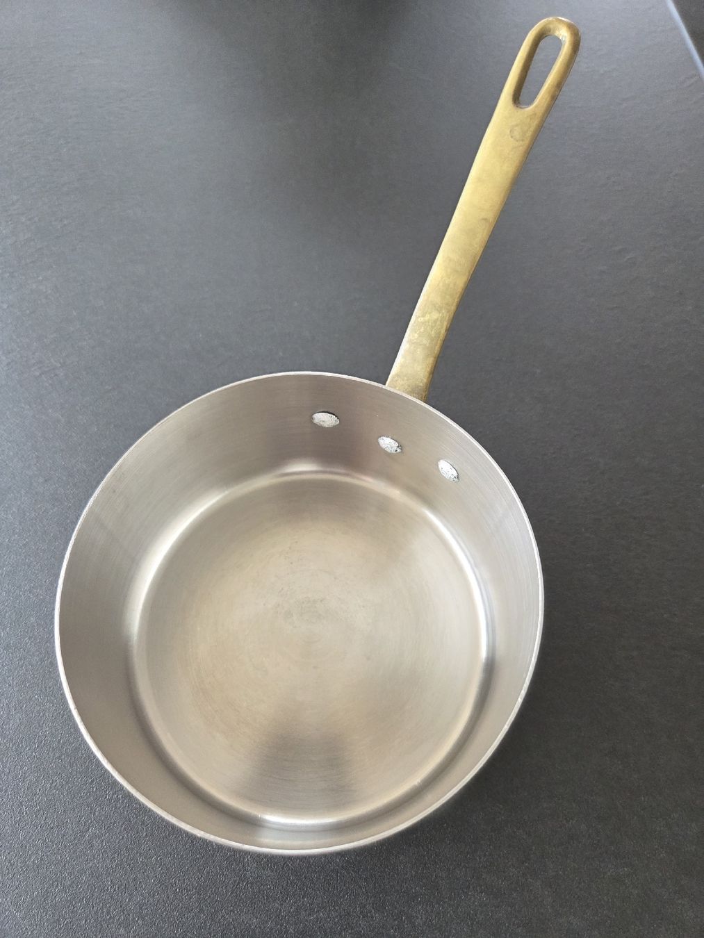 Padelle: Antiker Edelstahl Topf mit Messinggriff 500ml. – Usato da Rickenbach Sulz venduto da Kodachrom 2